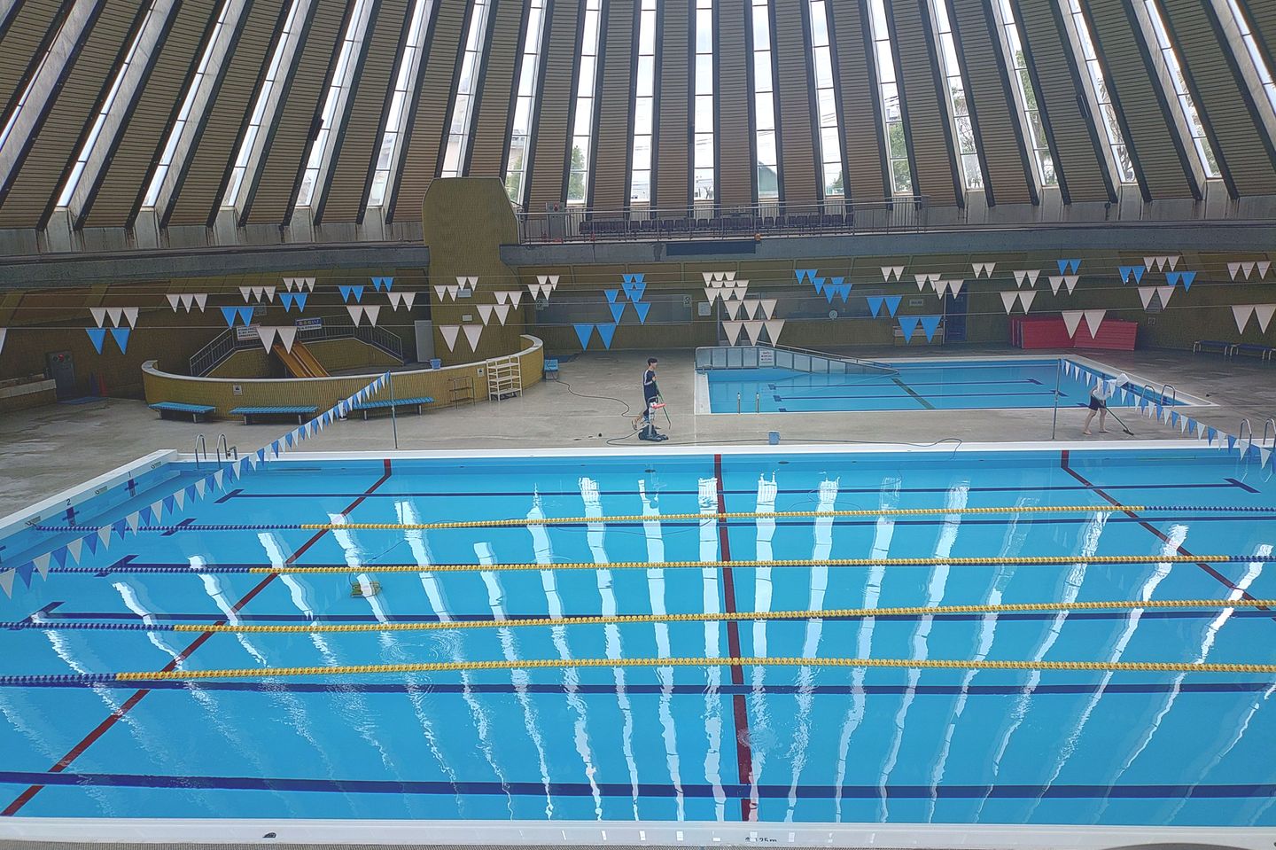 プール室内の全体写真